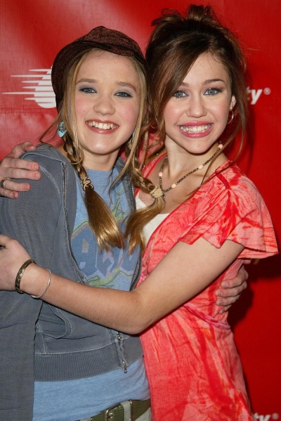 3051_140_miley-cyrus_dot_com-mrDC_362955.jpg